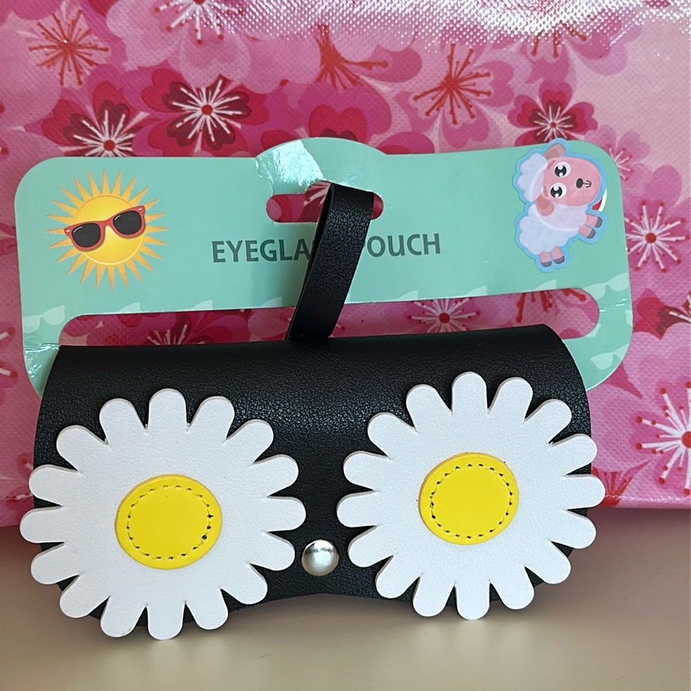 Daisy Eyeglass Sunglass Pouch Black Vinyl White Flower Hanging Loop Snap Closure